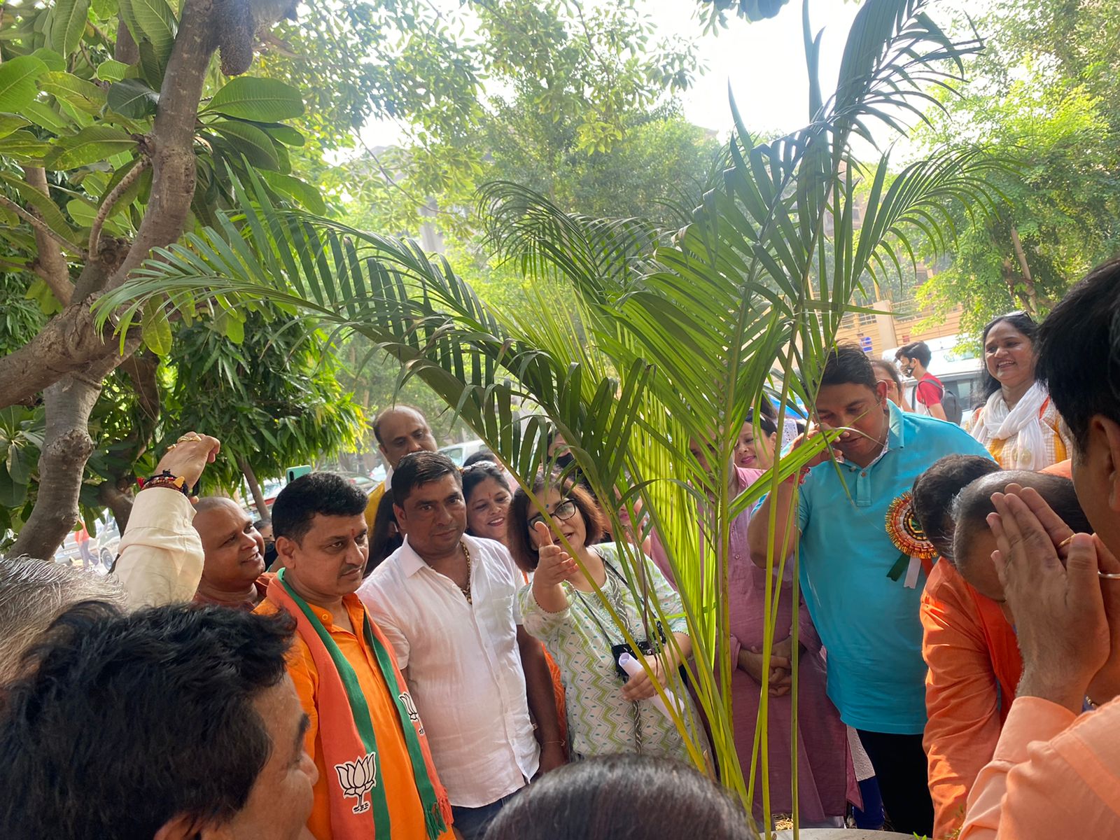 Creative use of waste plastic bottles by Radio Sabrang and BJP's Swachh Bharat Cell of Indirapuram in Ghaziabad