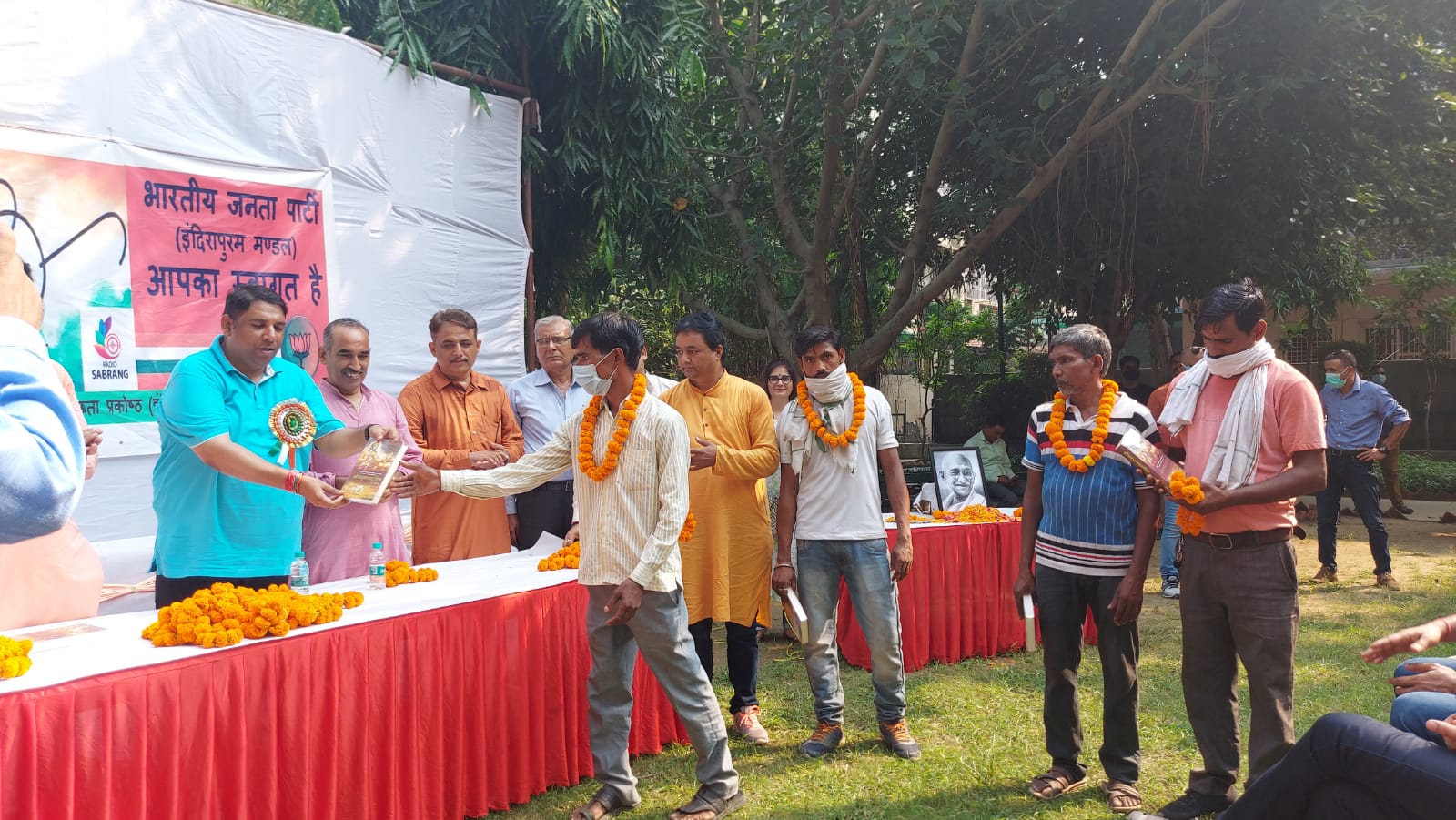 Launch of creative use of waste plastic bottles by Radio Sabrang and BJP's Swachh Bharat Cell of Indirapuram in Ghaziabad