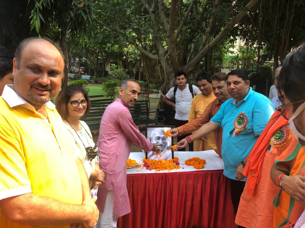 Launch of creative use of waste plastic bottles by Radio Sabrang and BJP's Swachh Bharat Cell of Indirapuram in Ghaziabad