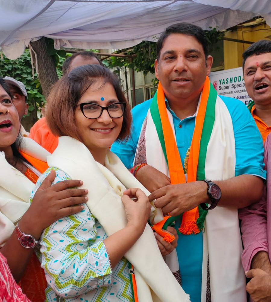 Felicitation of Swati Chauhan on the occasion of launch of creative use of waste plastic bottles by Radio Sabrang and BJP's Swachh Bharat Cell of Indirapuram in Ghaziabad